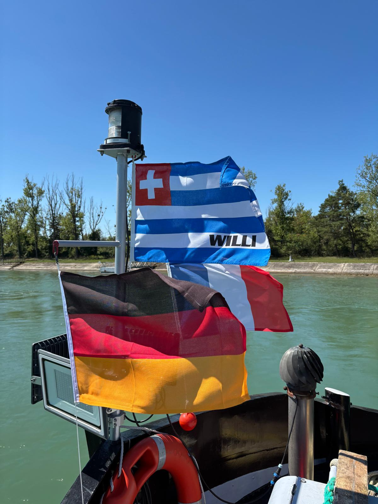 Gastbeflaggung auf dem Rheinseitenkanal / Grand Canal d'Alsace (© 07.08.2025 Saskia G.)