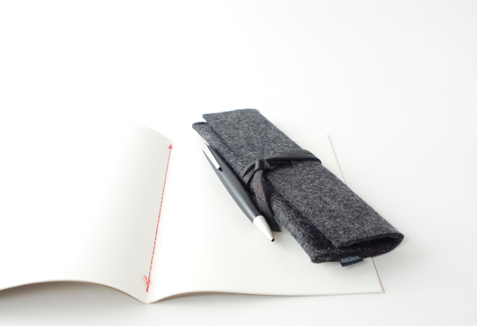 minimalistisches Stiftemäppchen aus Woll-Filz mit Lederband zum Binden  'leonore' - matilda k.