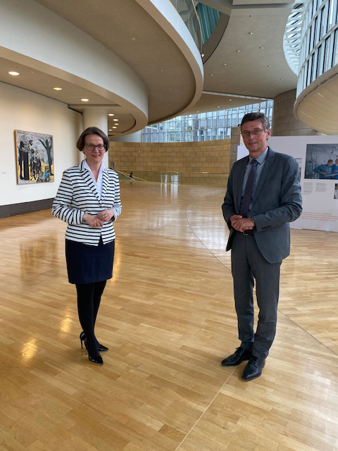 Bürgermeister Harald Lenßen (re.) mit Ministerin Ina Scharrenbach, Ministerium für Heimat, Kommunales, Bauen und Gleichstellung, im Gespräch im Landtag.