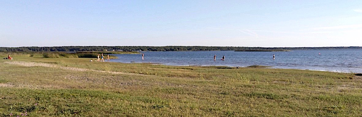 das Wasser hatte 20 °C, aber wir haben uns den Badebetrieb trotz neuer Badehose und -anzug vom Trockenen aus angeschaut