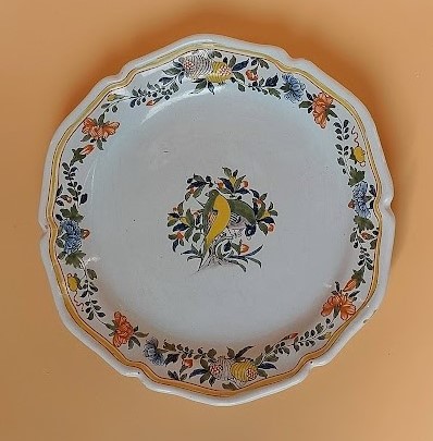 Plat aux perruches -  Diam. 27 : la forme de ce plat est encore caractéristique des productions Fayard au 18ème siècle mais elle est plus émoussée. Le galon jaune en bordure est simplifié.