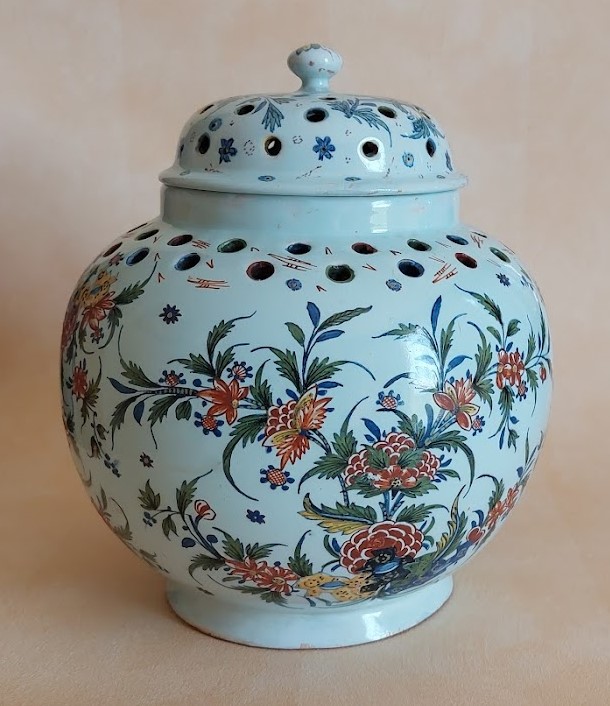 Pot-pourri au sainfoin - Haut. 25 Diam. 23 Marque .S. en bleu : le décor au sainfoin est d'inspiration chinoise (porcelaines de la famille verte).