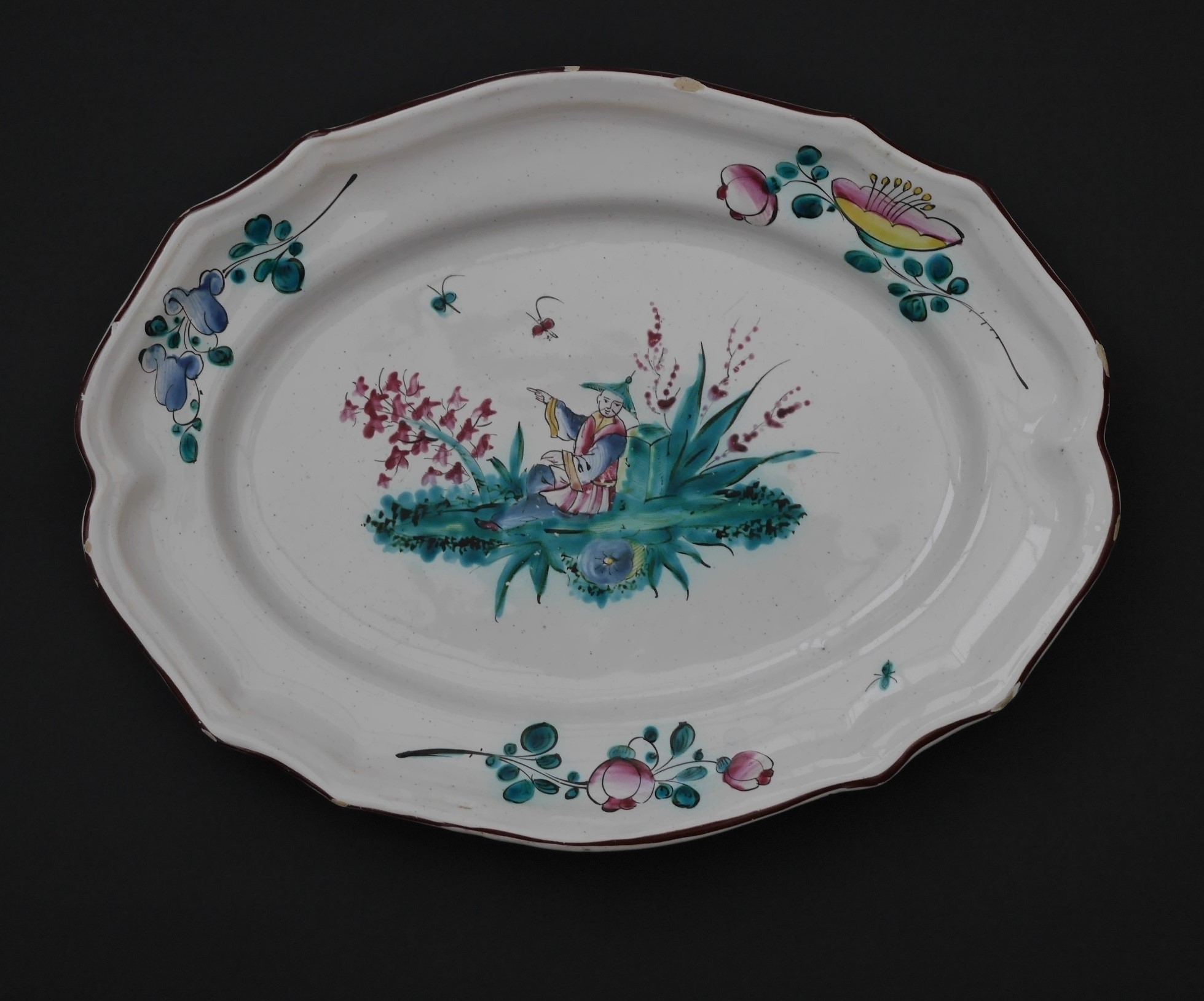 Plat au chinois - Larg. 23.5 Long. 31 : ce plat est de bonne qualité avec un poncis assez rare, un bel émail et des couleurs bien venues.