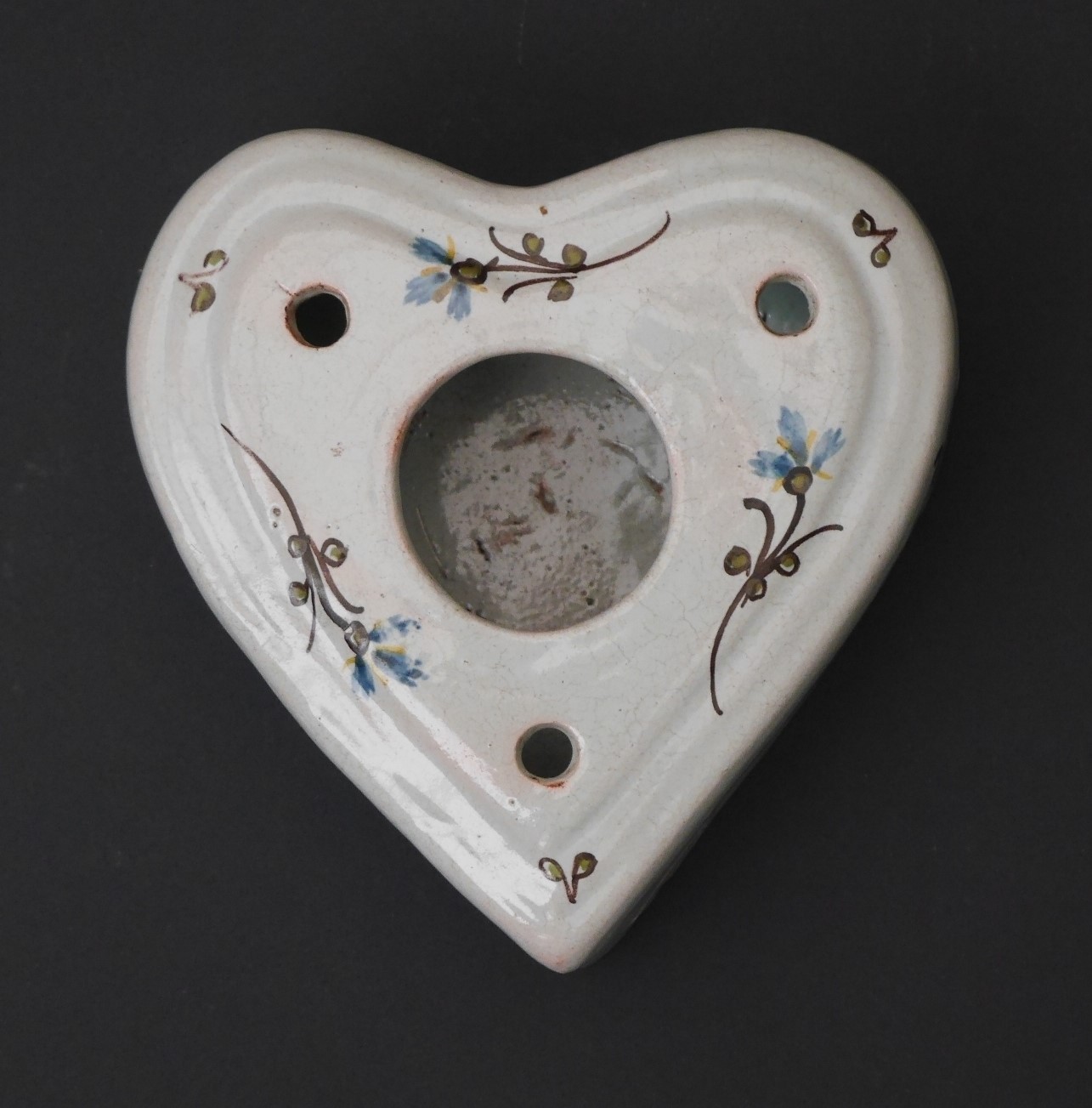 Encrier forme cœur - Haut. 4 - 12.5 x 13 : décor de barbeaux.
