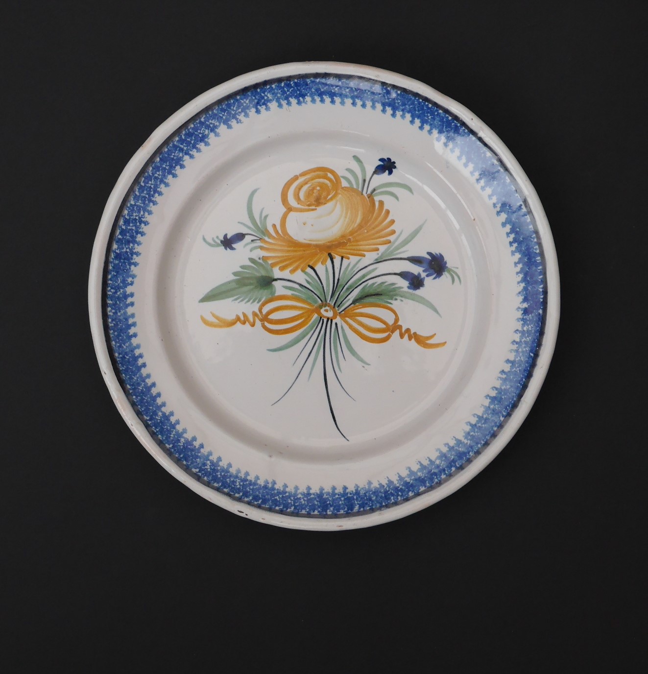 Assiette - Diam. 22 : assiette ronde décor à la rose jaune.