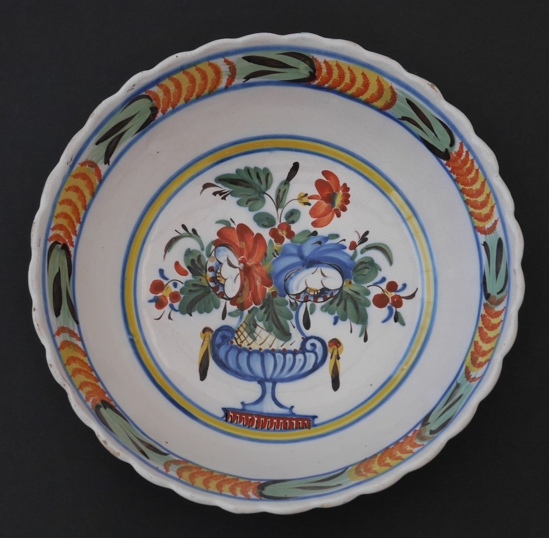 Saladier - Haut. 9 Diam. 26.5 : saladier godronné  au vase fleuri.