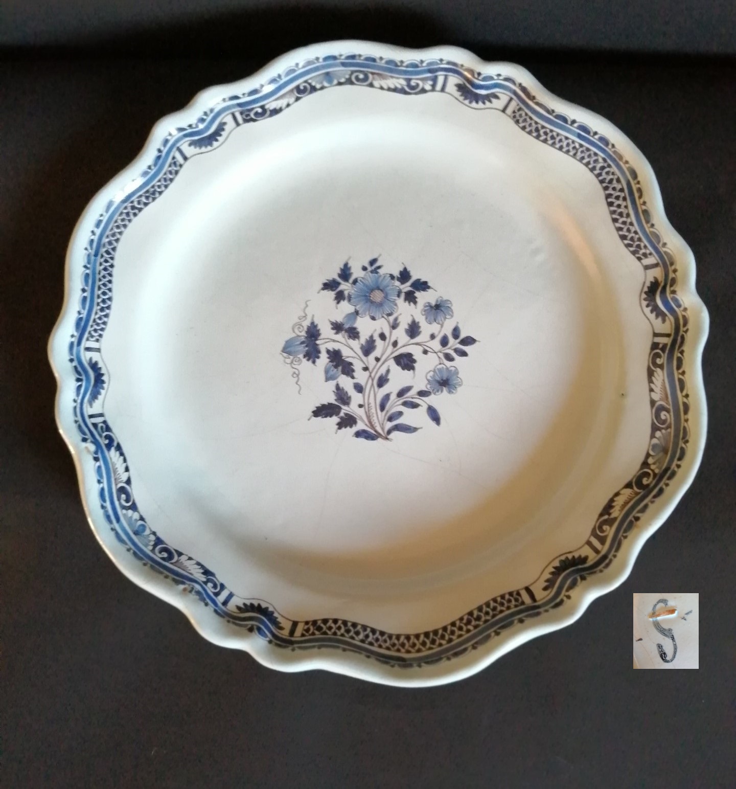 Plat rond décor au fraisier Diam. 35 - Marqué -S- : décor aux lambrequins inspiré de Rouen, le galon complété sur l'extérieur d'un remplissage et la marque confirment l'attribution à Sinceny.