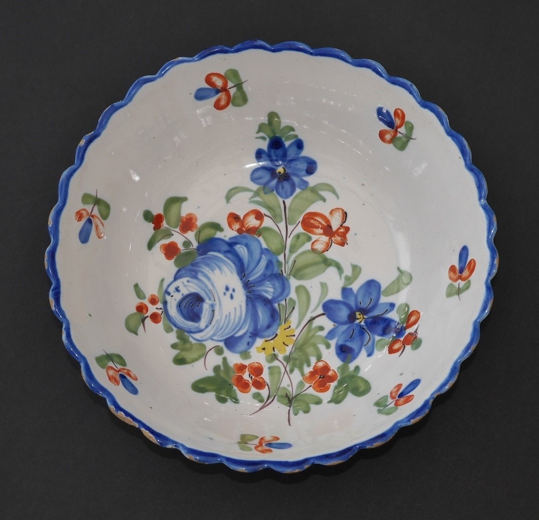 Saladier - Haut. 8 Diam. 23.5 : saladier godronné décor floral. 