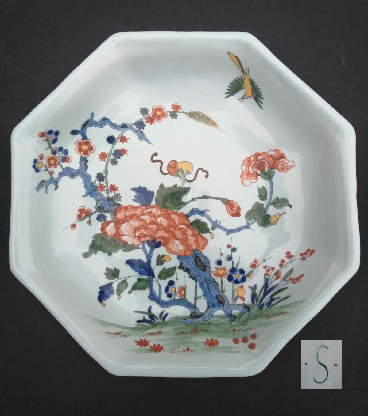 Coupe kakiemon - 21 x 21 cm Marque .S. : cette coupe à la forme simple et pure comporte un beau décor de style kakiemon d'origine japonaise.