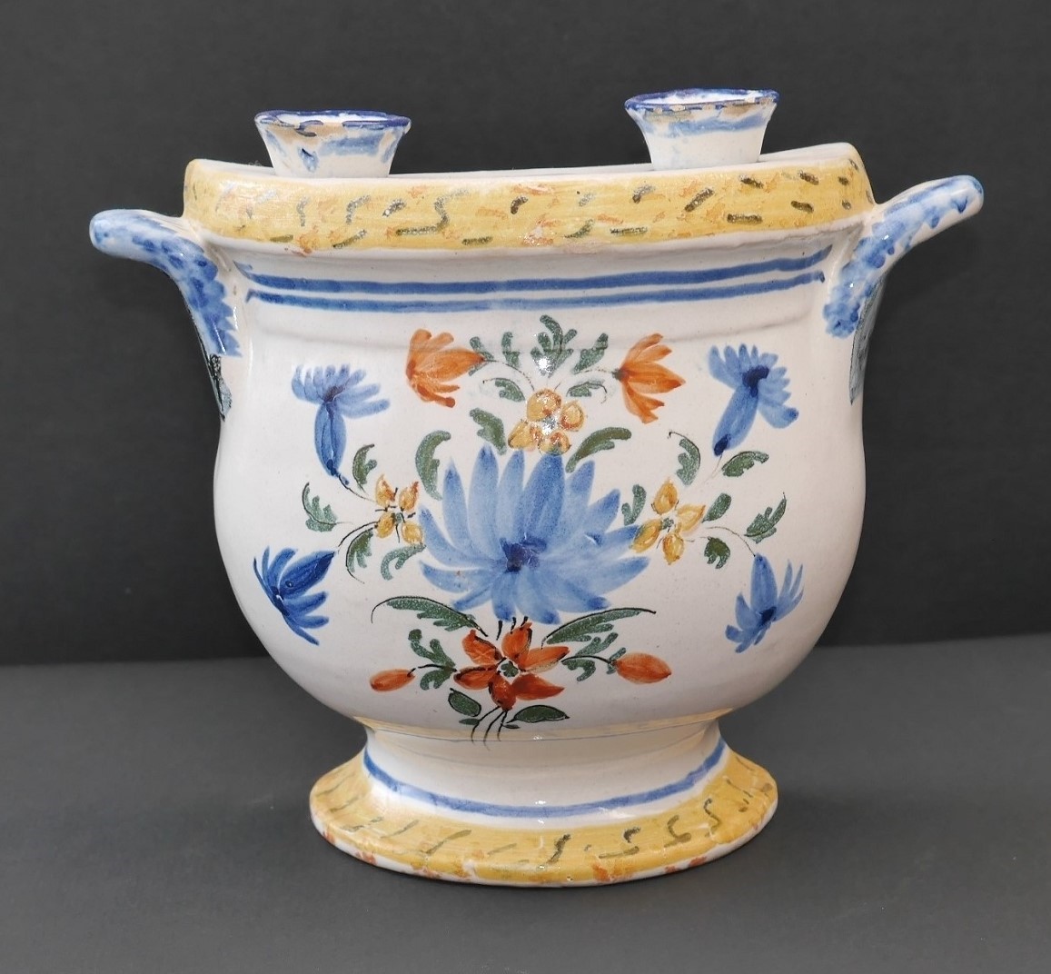 Tulipière à décor floral demi-ronde - Haut. 16.5 Larg. 20.5 : la forme de cette bouquetière d'applique est construite comme un demi-pichet sur piédouche.