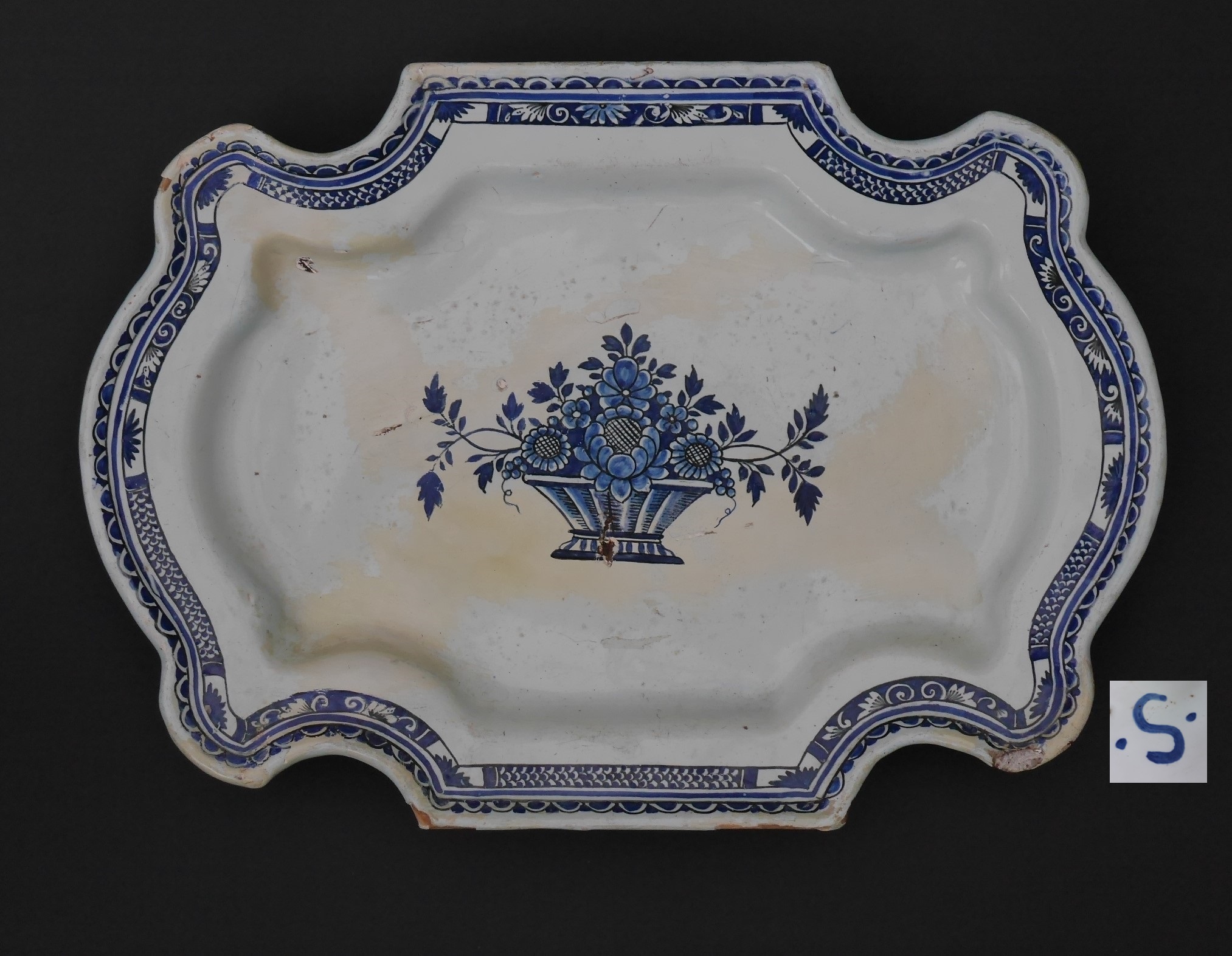 Présentoir décor camaïeu bleu panier fleuri - Long. 40.5 larg. 28.8 - Marqué -S- : peut-être un présentoir de terrine (le fond n'est pas plan), le panier fleuri  s'adapte à volonté à la surface à décorer.