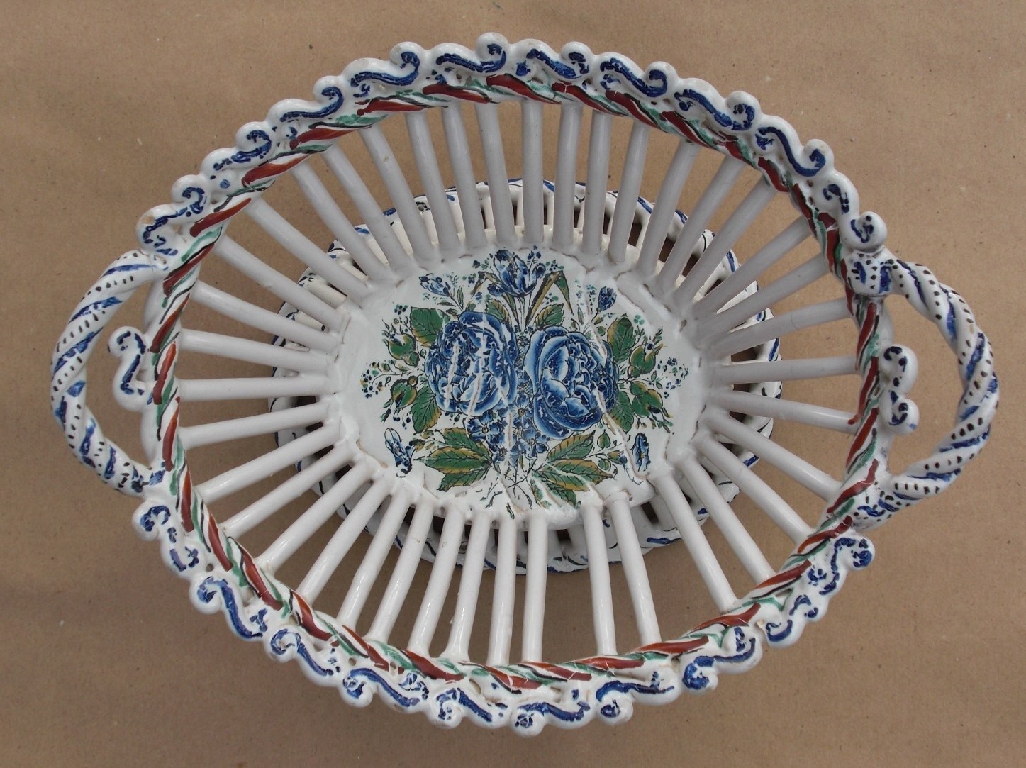 Corbeille à décor floral marquée au revers "fait à Sinceny Bertrand Decarrière" - Haut. 8 Long. 25 Larg. 19.