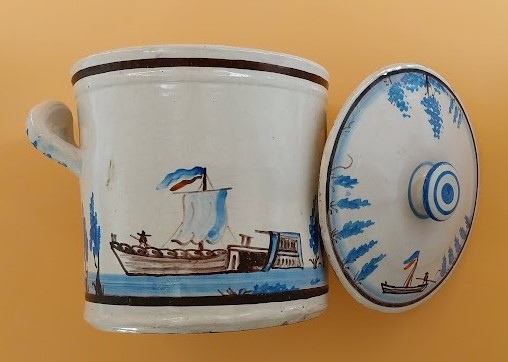 Pot à tabac - Haut. 20 Diam. 16 : décor aux bateaux caractéristique de ce qui était produit à Autreville pour les mariniers de l'Oise.