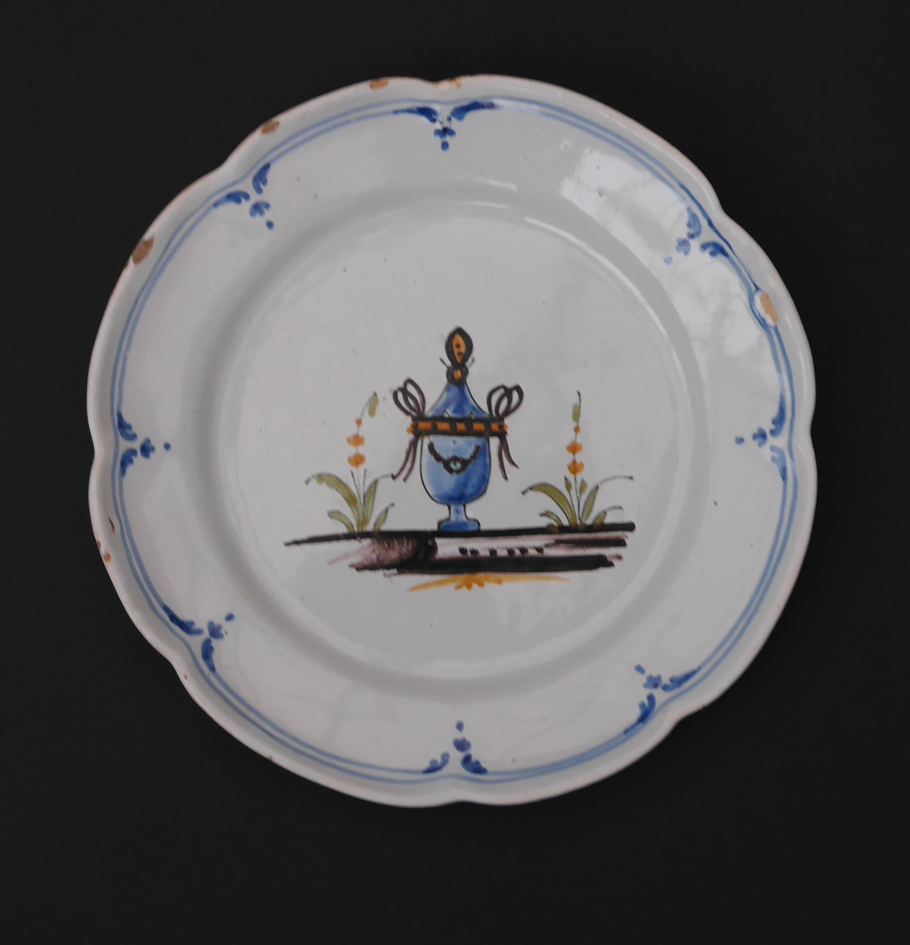 Assiette  - Diam. 23 : décor vase Médicis ou urne filet façon décor porcelaine.