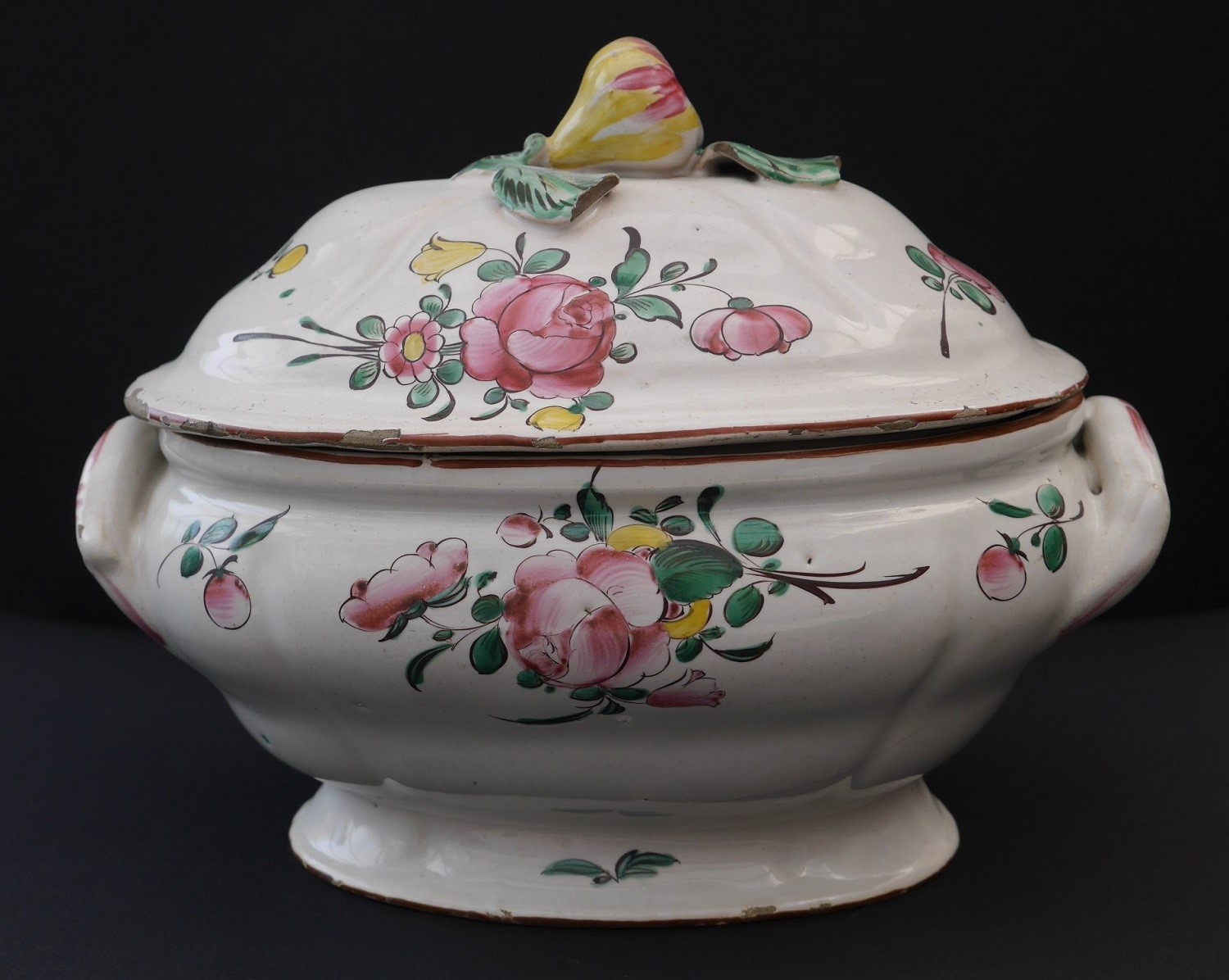 Légumier à décor floral - Haut. 21 Larg. 18 Long. 27 : on retrouve sur ce légumier ce qui fait la caractéristique des décors floraux de petit feu et les brindilles dont le bouton floral terminal est rond.