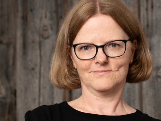 "Ihre Sprache zeichnet sich durch Schlichtheit und Präzision aus." Laudatio Dreitannen Förderpreis 2021 "Alexandra von Arx ist eine Meisterin der feinen Töne." literaturblatt.ch 2025
