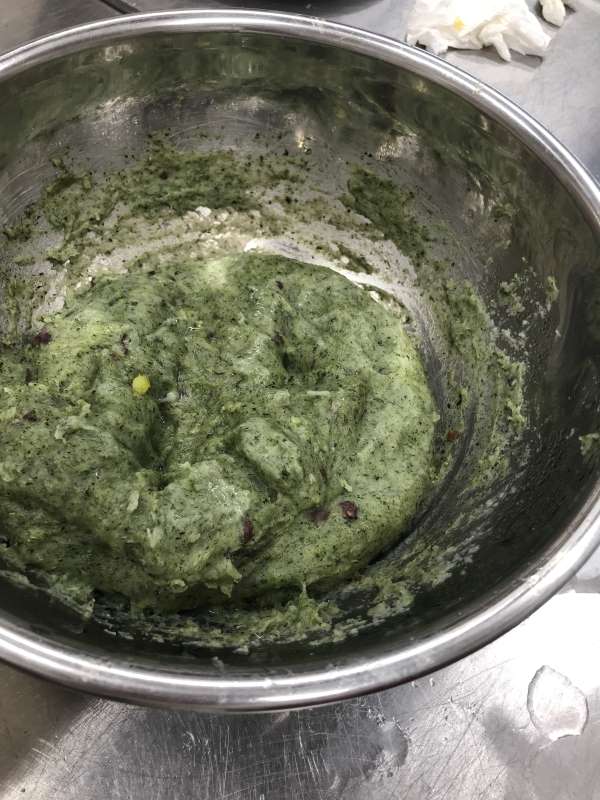 米粉・野菜・片栗粉・塩をこねる