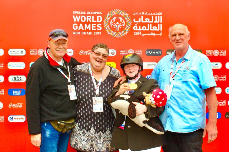 Juliane Dietrich nach dem Goldregen in Abu Dhabi 2019 mit ihren Eltern und ihrem Trainer Joachim Bock 