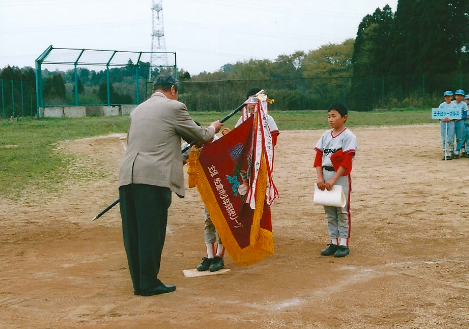 優勝旗授与 安川政好会長からジュニアペガサスキャプテンへ