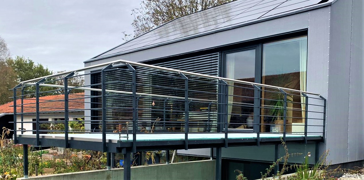Terrasse mit begehbaren Glasbelag und Edelstahlgeländer