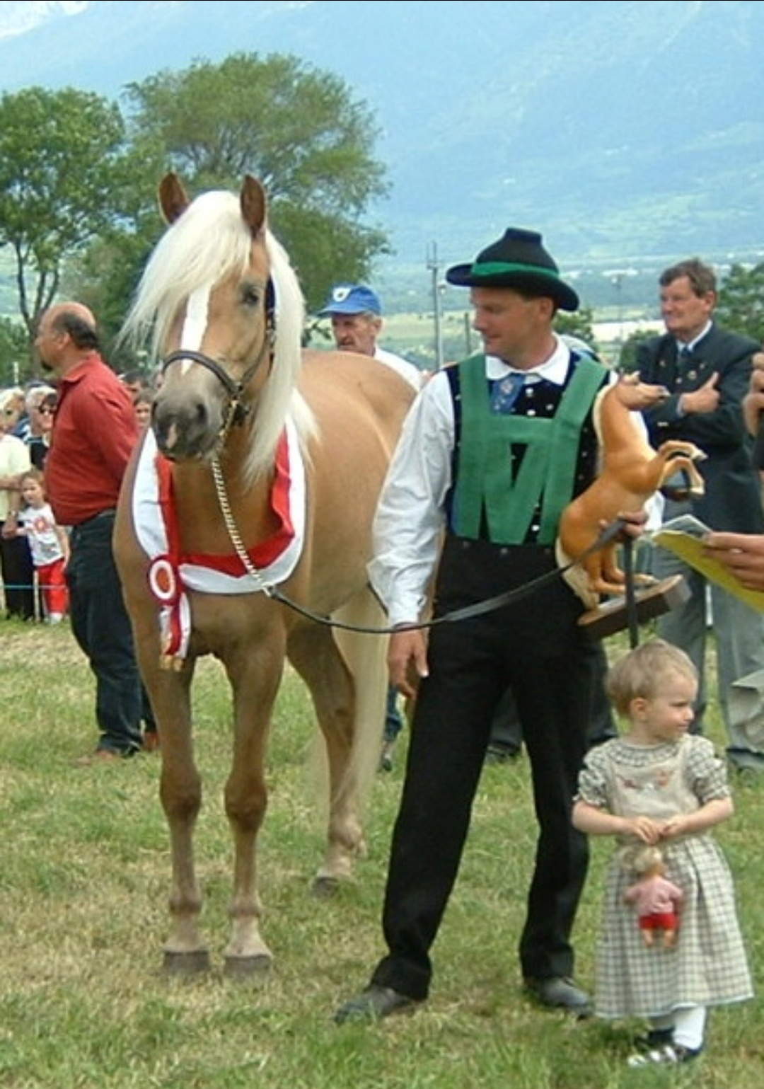 Helmut und Sandra (3 Jahre alt) mit Gesamtsiegerstute Dandy bei der vinschger Gebietsausstellung 2003 in Mals