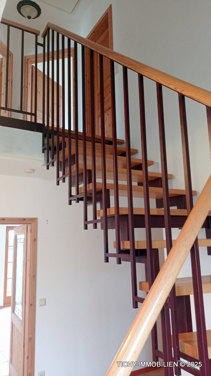 Treppe mit Holzstufen zum DG