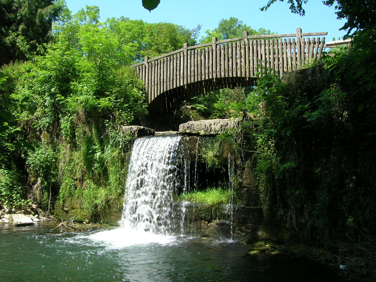 Champagnole - Marion pond and its waterfall