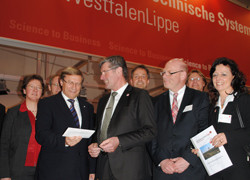 NRW-Wirtschaftsminister Harry Voigtsberger (vorne links) informiert sich über den Industriepark Lippe mit (von links nach rechts): Dr. A. Heinrike Heil (Stiftung Standortsicherung), Axel Martens (IHK Lippe zu Detmold), Landrat Friedel Heuwinkel, Markus Re