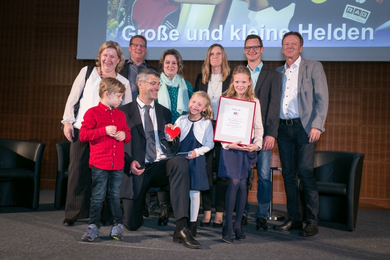 Foto: Treudis Nass für KiO, Prof. Sivio Nadalin (kniend, vorne) mit vom ihm transplantierten Kindern und deren Familien