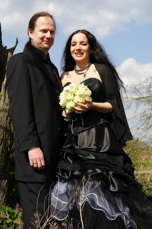 Gothic Brautmode farbiges Brautkleid
