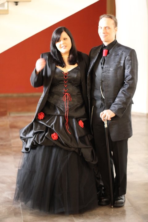 rot-schwarzes Brautkleid