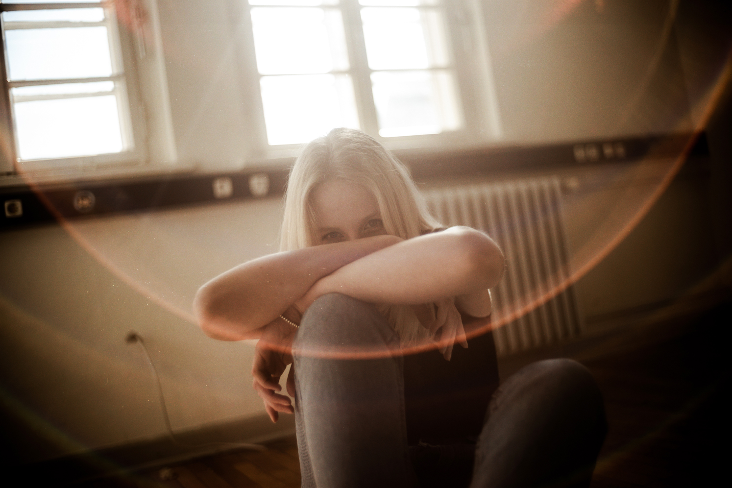 Junge Frau blickt in die Kamera Fotoshooting Oldenburg