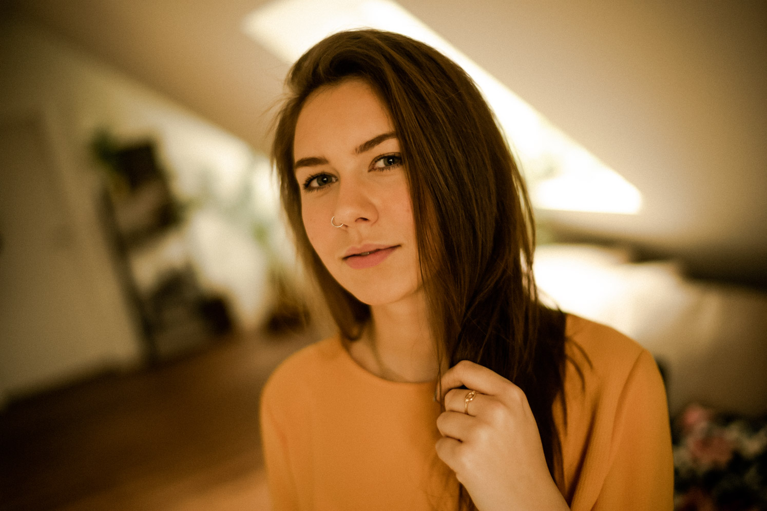 Junge Frau blickt in die Kamera Homeshooting