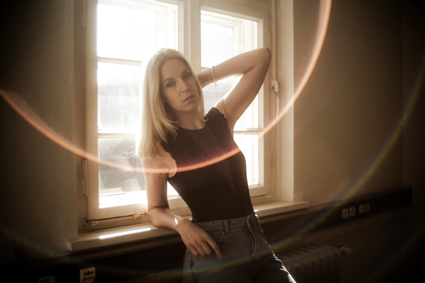 Fotoshooting in einem verlassenen Gebäude im Gegenlicht