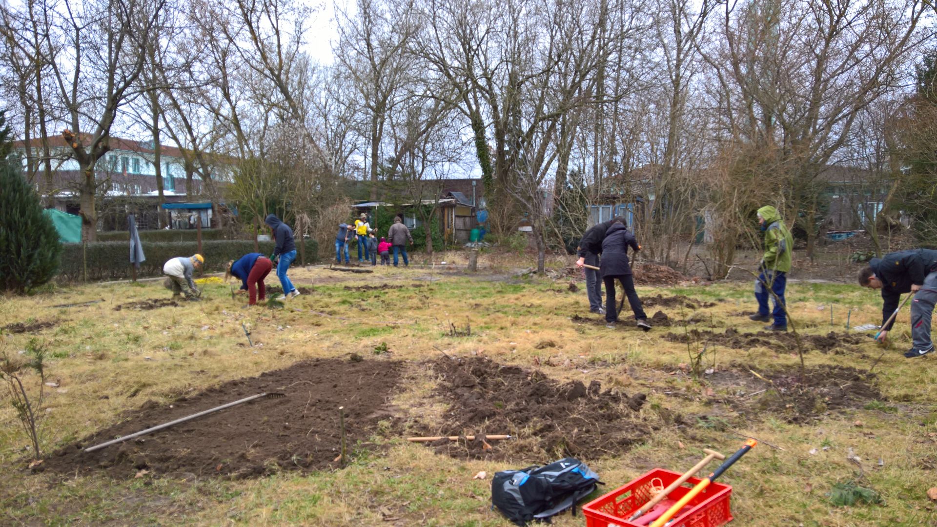 Nach der Planung ging es sofort an die Umsetzung. Im Kreis angeordnete Beete mit Wegen dazwischen und Platz zum Sitzen in der Mitte.