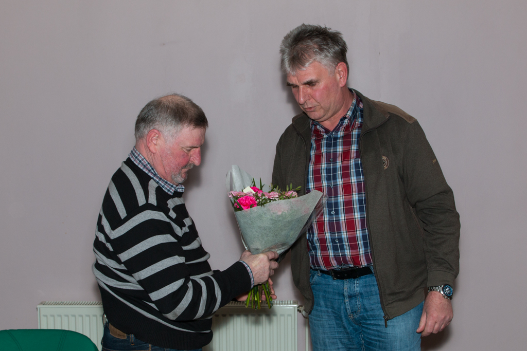 Helmut Wagner (li.) erhält für seine Vorstandsarbeit einen Blumenstrauß