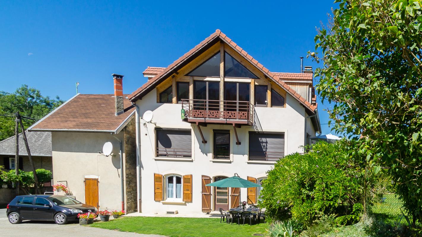 Gîte de Belledonne 2 occupe le rez de chaussée avec parking et  terrasse de plein pied