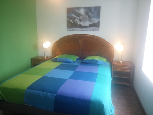 chambre verte pour deux personnes & grand lit