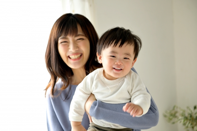 骨盤矯正後のメンテナンス整体で体調が整い、笑顔で赤ちゃんを抱く青森市のママ｜育児の疲れを整体でケアし、毎日を心地よく過ごす様子