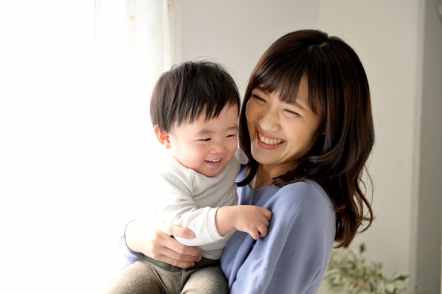 産後の骨盤ケアを受けて笑顔で赤ちゃんを抱く青森市のママ｜無理のない整体サポートで育児をもっと楽に前向きに