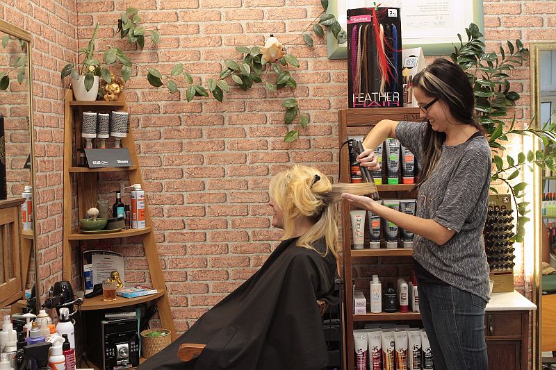 Friseurin Sandra Dannat beim gestalten einer Frisur für ein Foto Shooting