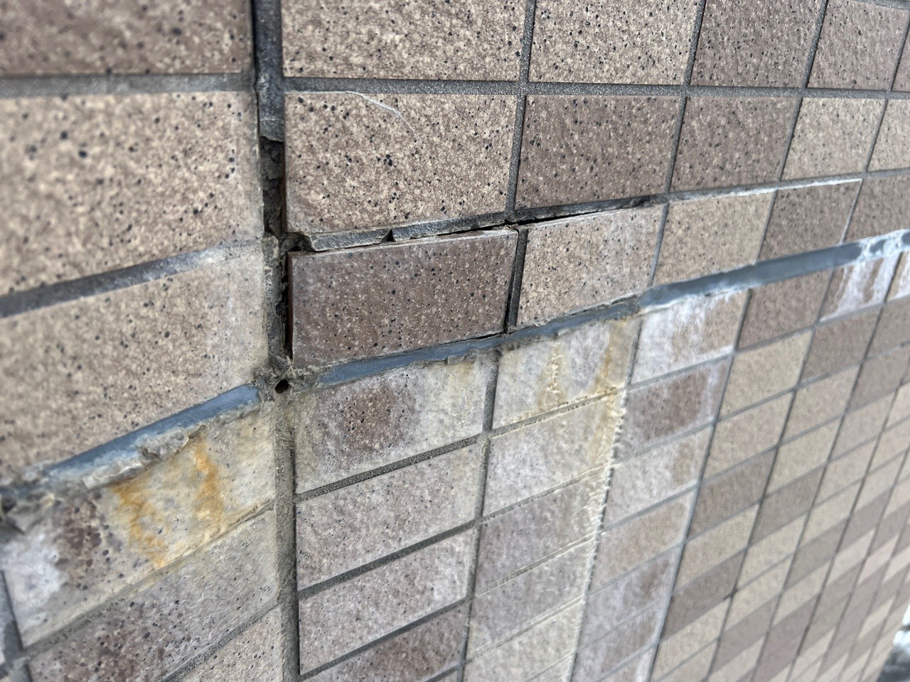 危険タイルの撤去作業