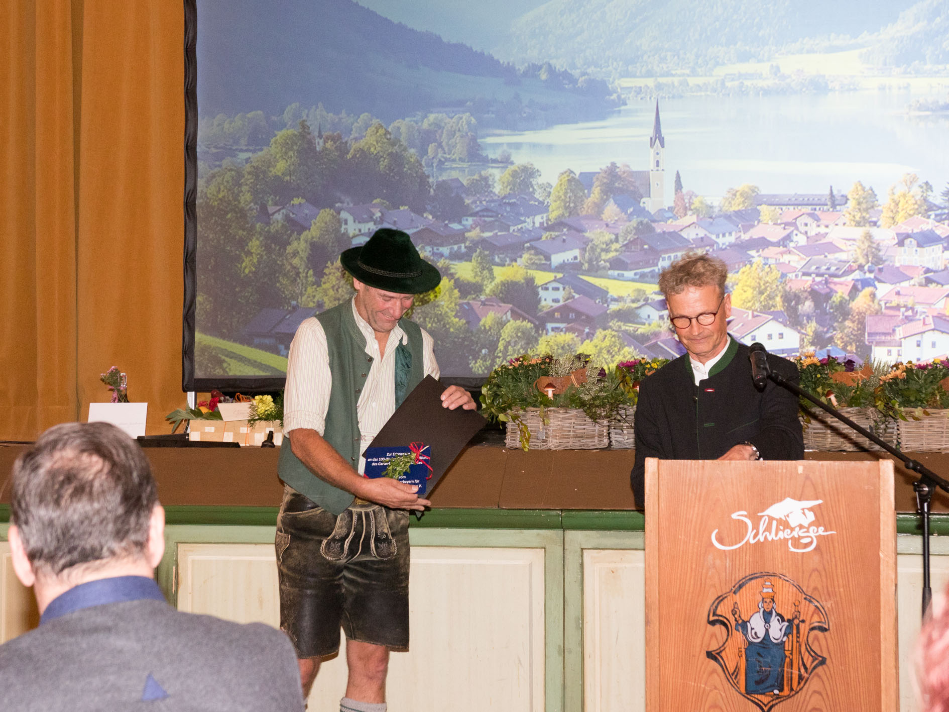 Bezirksvorsitzender Obb. Michael Luckas dankt Reiner Pertl für die verdienstvolle Arbeit des Ortsverbandes Schliersee