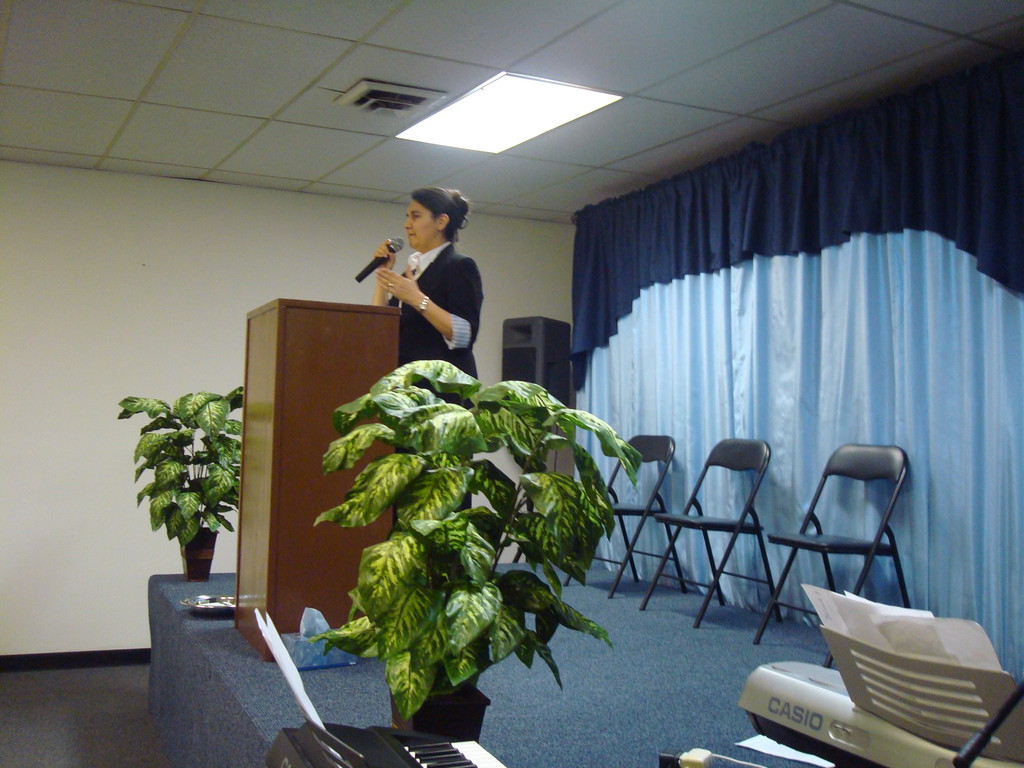 Hna. Maria Predicando para pasar a santa cena y labado de pies (Marzo 2010)