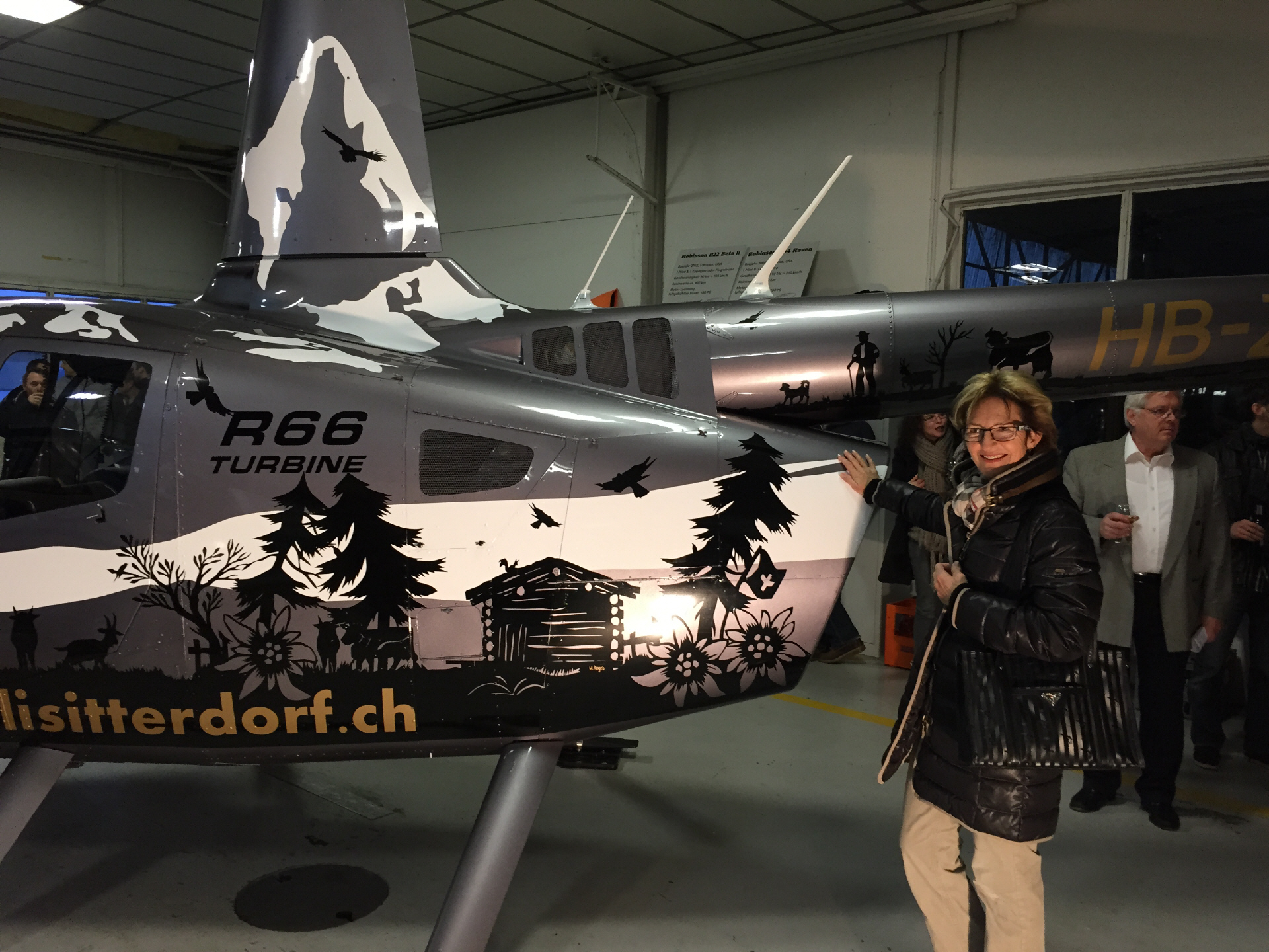 Beklebung Helikopter R66 Heli Sitterdorf in zusammenarbeit mit der Scherenschnittkünstlerin Ursula Regez Fuchs
