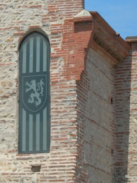 Fenêtre de l'église st jacques avec le Lion, armoiries de Canet