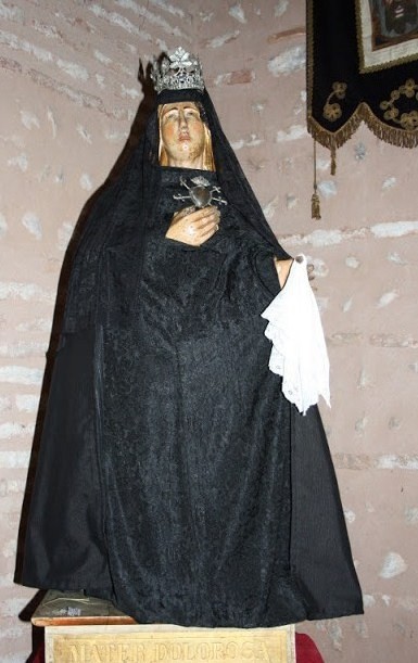  Mater Dolorosa  drapée de noir lors des processions 