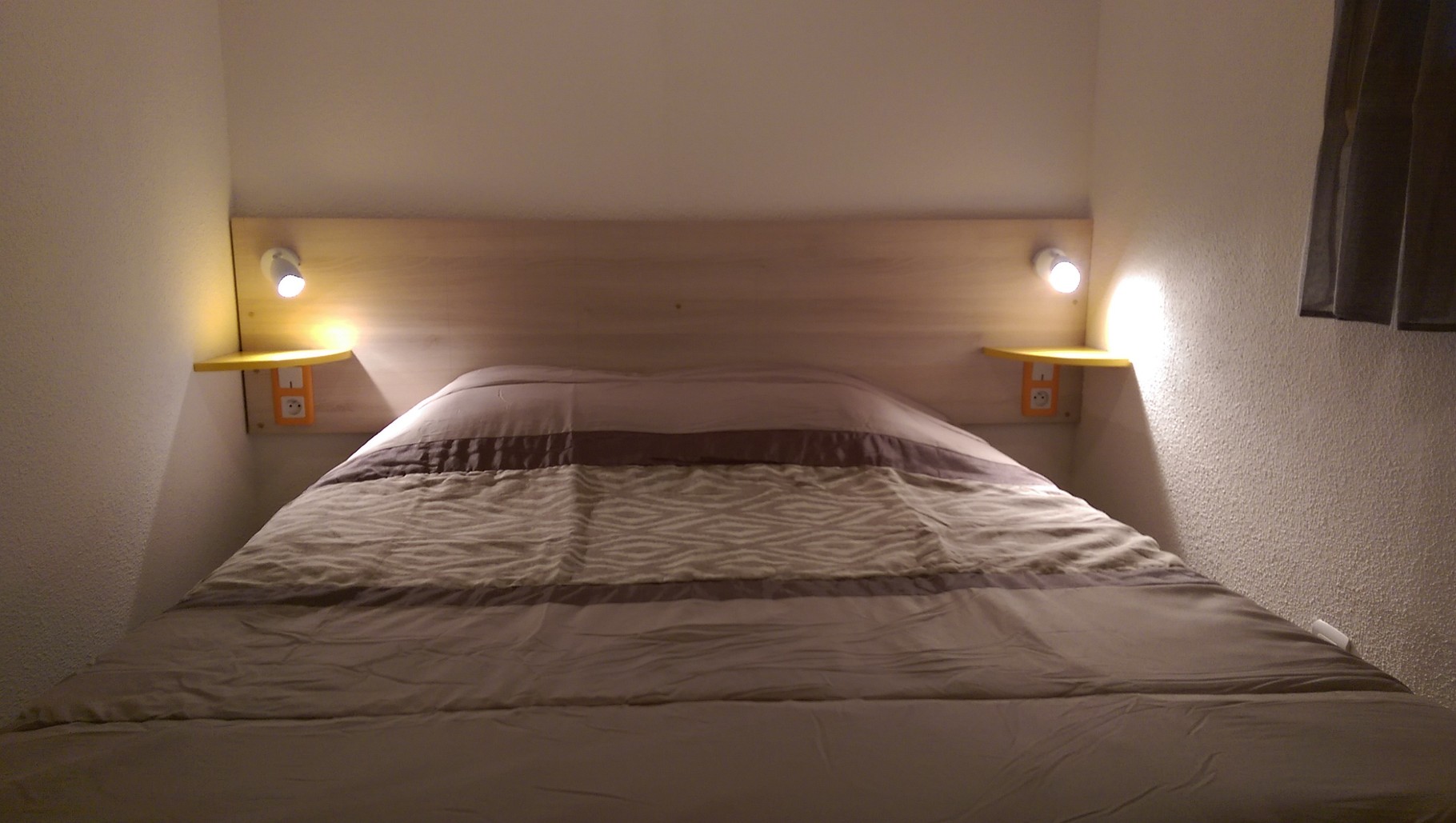 Chambre avec un lit de 140cm