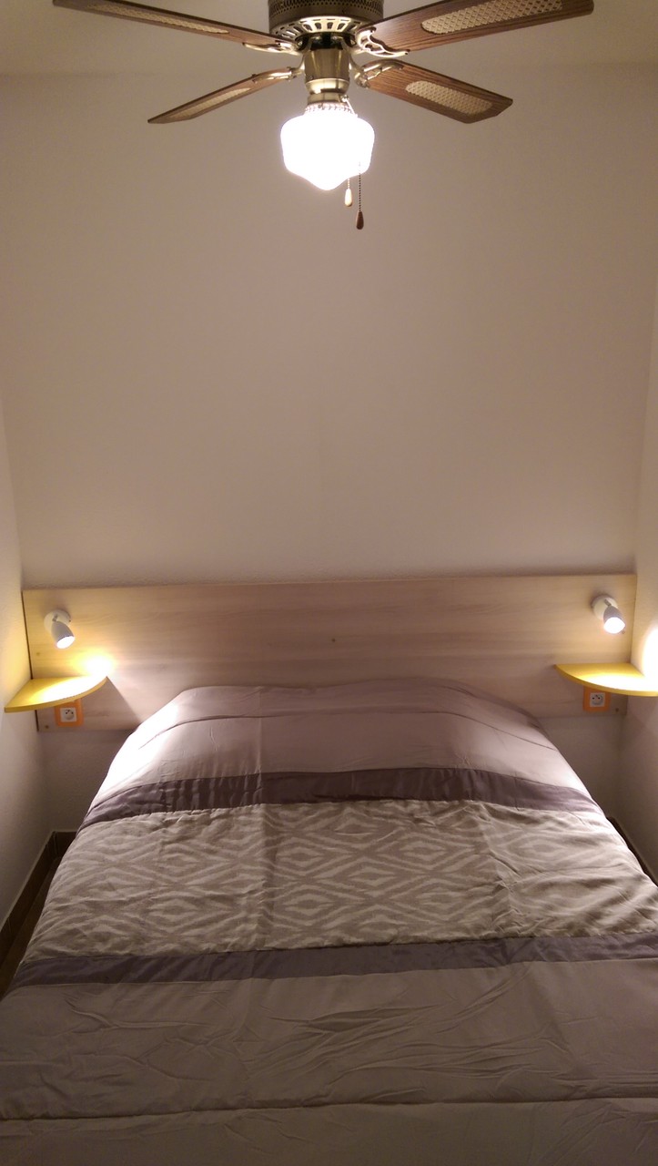 Chambre avec son ventilateur pour les nuits chaudes