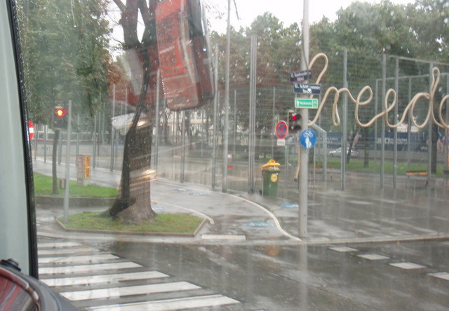 ein Funcourt und ein Beachplatz - mitten zwischen 2 belebten Straßen :-(
